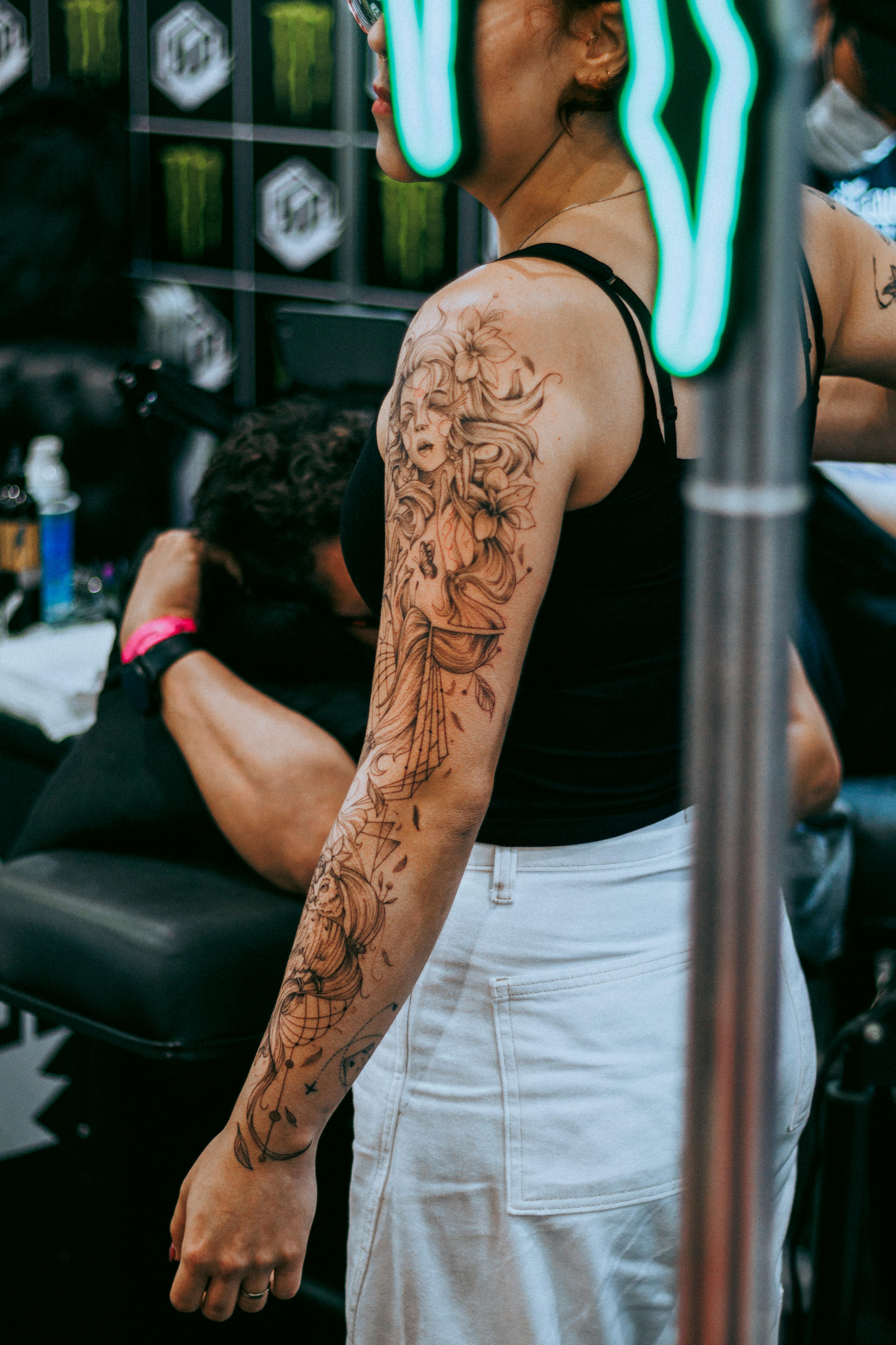 Tatouage le long d'un bras, vue de profil