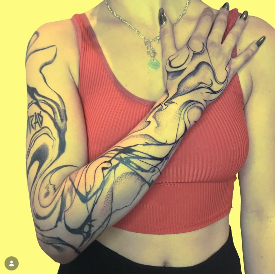 Tatouage en gros plan avec lumière jaunie