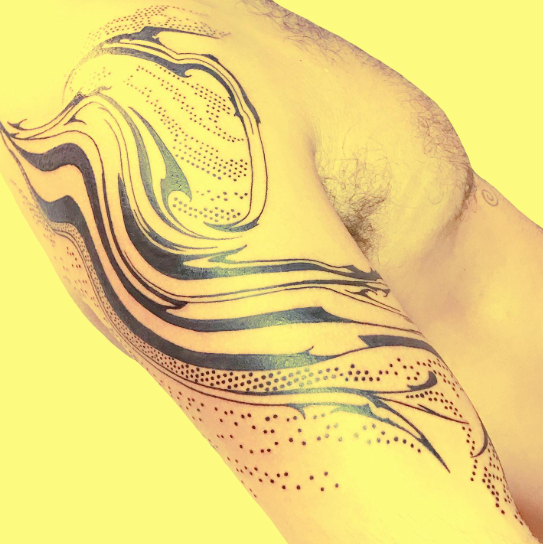 Tatouage sur épaule en gros plan